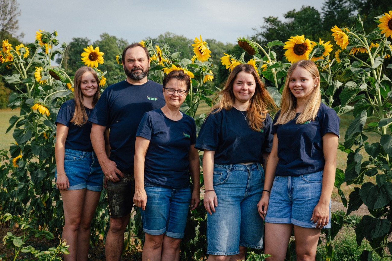 Familie Stier: Martin und Renate Stier mit ihren Töchtern Leni, Mona und Bea zwischen Sonnenblumen