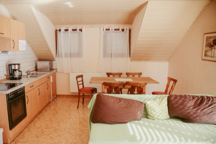 Wohnküche der Ferienwohnung unter dem Dach mit Esstisch