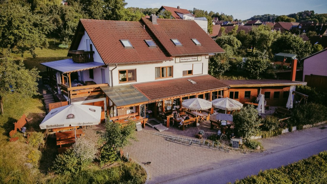 Der Biohof Stier in Hohebach von oben, mit Terrasse und Garten