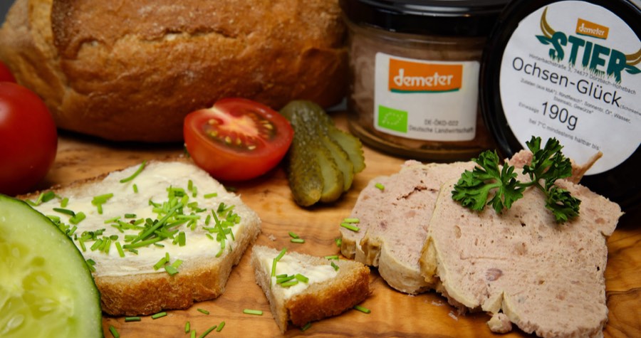 Ochsen-Glück im Glas mit Demeter-Siegel auf Bauernbrot